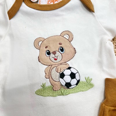  CONJ. DE MALHA 3 PEÇAS - Ursinho com Bola de Futebol - Off White e Caramelo
